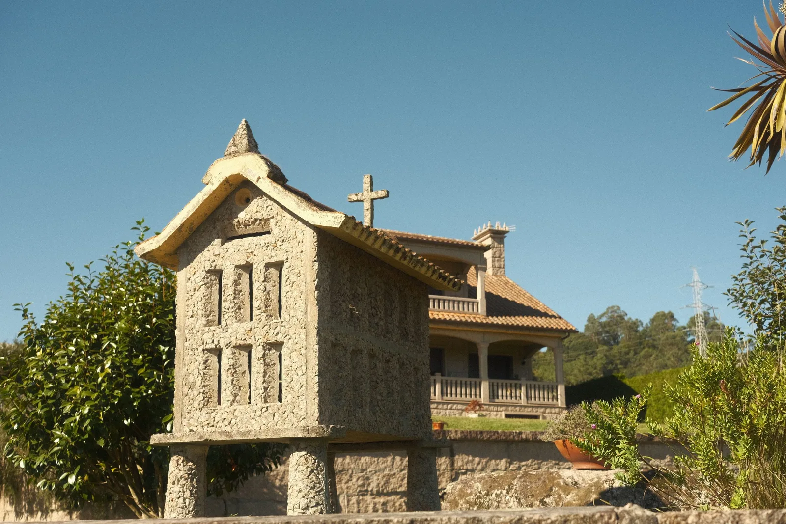 La casa, desde el camino